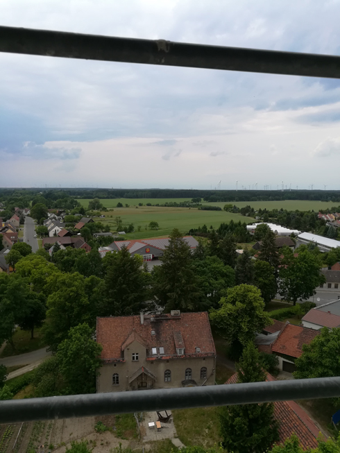 kleine Schule und Wiesen hinter dem NP-Markt, Eingeweihte erkennen die Windräder und Tropical-Island am Horizont kleine Schule und Wiesen hinter dem NP-Markt